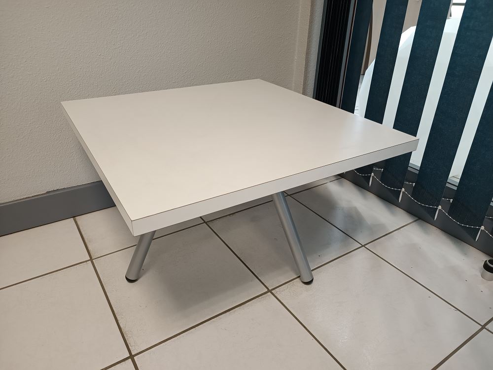Table Basse JET
Carré 60 x 60 cm
Finition Blanc / Argent
